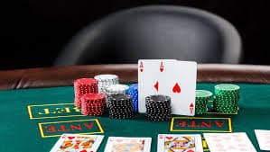 Layar Lightning Baccarat di aplikasi mobile lion toto menampilkan dealer langsung dan papan hasil pertandingan kartu real-time